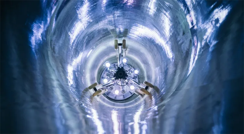 Tren de luz ultravioleta curando el liner dentro de una tubería