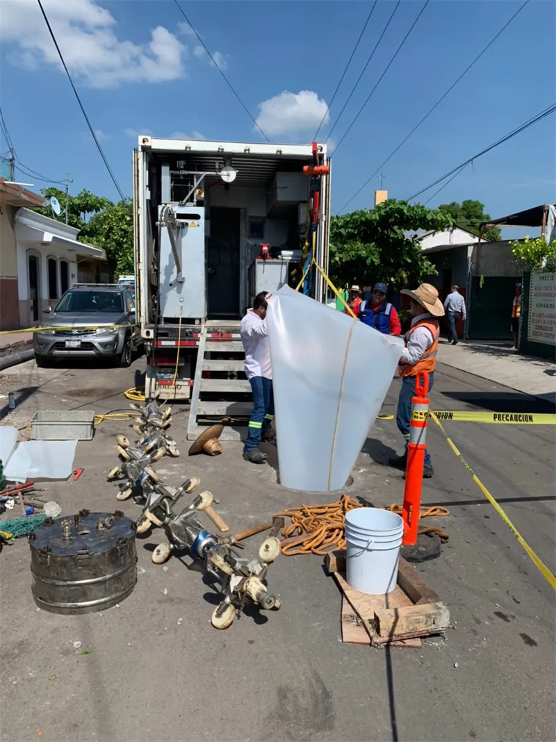 Equipo BKP de curado con luz ultravioleta trabajando en la calle