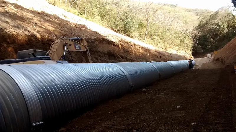 Línea de tubería de acero galvanizado corrugado instalada en zanja