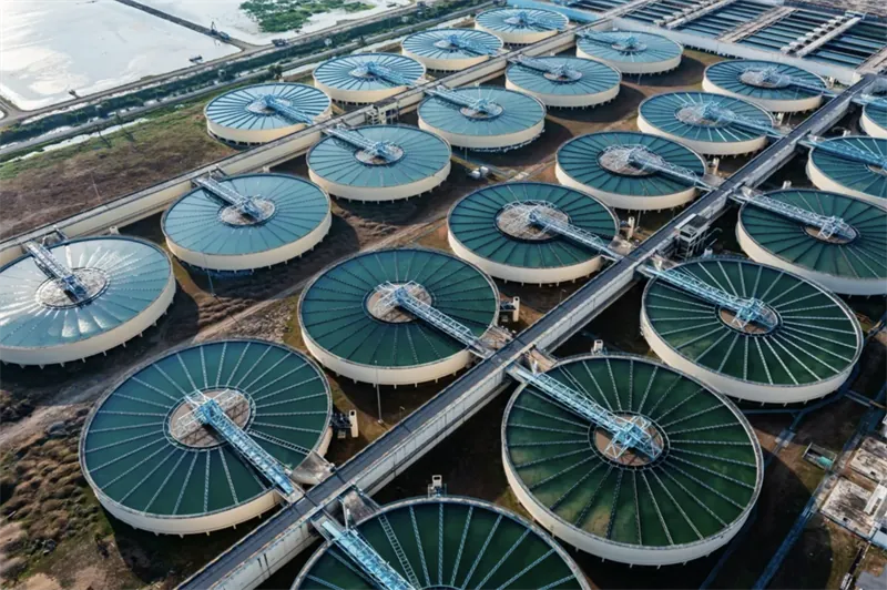 Vista aérea de los clarificadores de una planta de tratamiento de agua