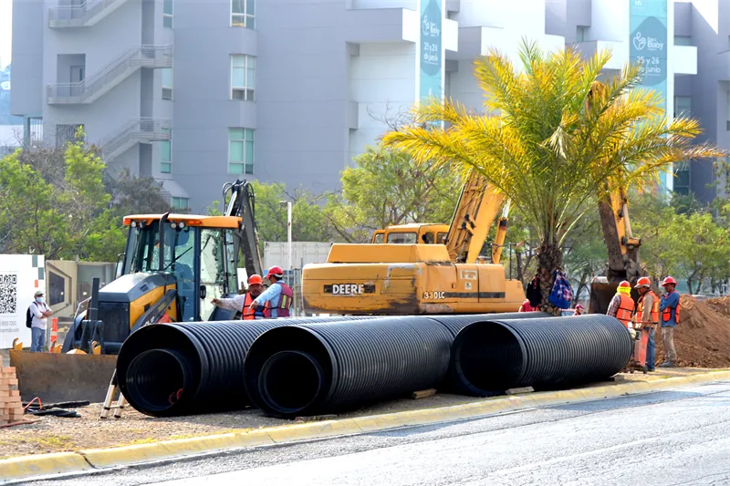 Maniobra de tubería corrugada de PEAD en obra urbana