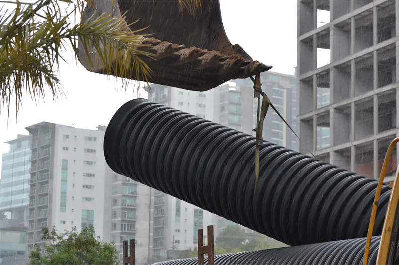 Tubería de subdrenaje de PEAD suspendida durante su instalación