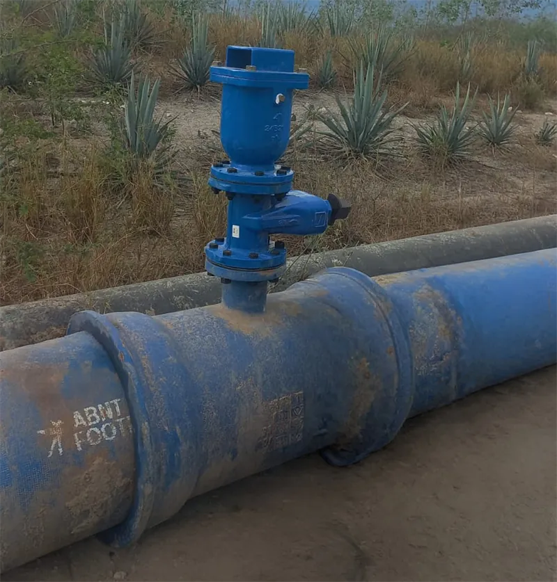 Válvula de hierro dúctil instalada sobre una línea de conducción