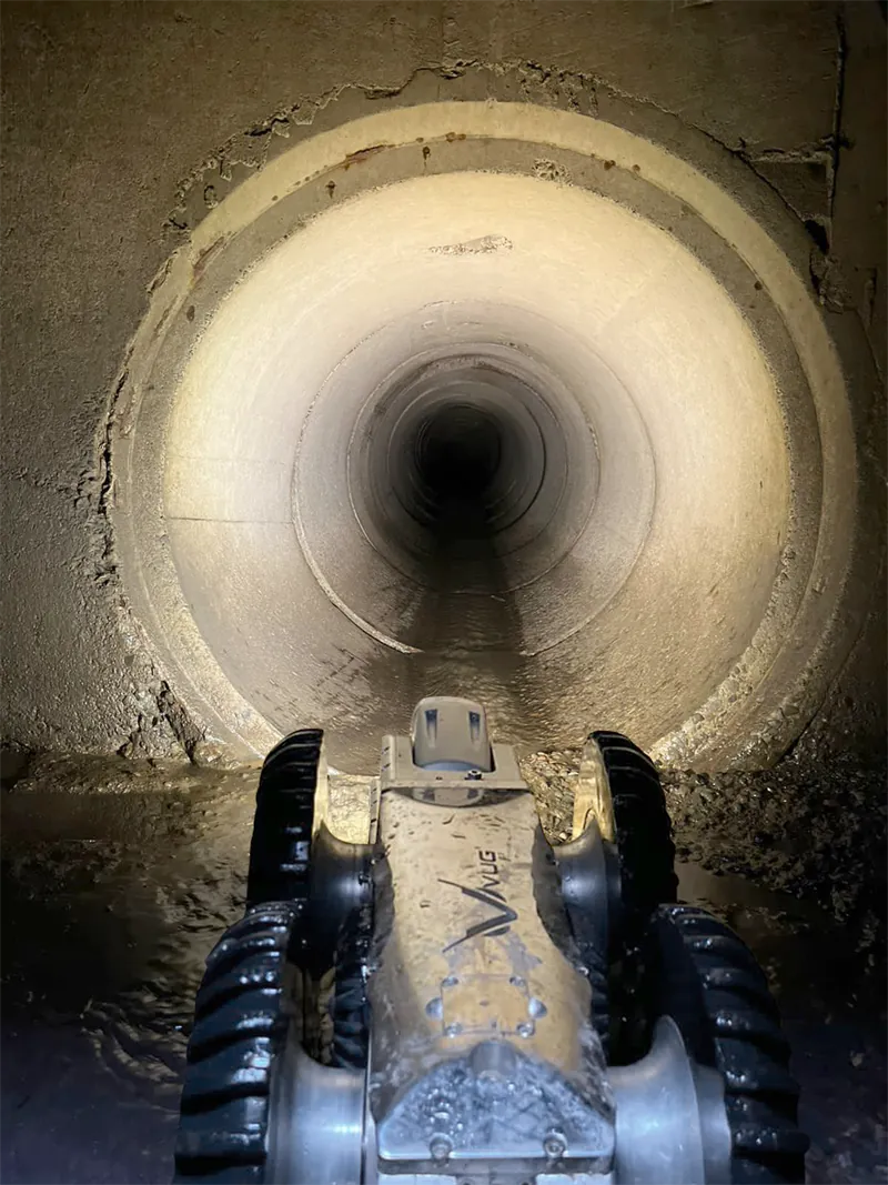 Robot de videoinspección dentro de una tubería